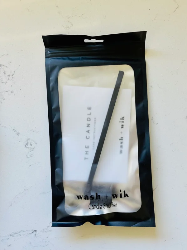 A black straw and white paper are in the package.